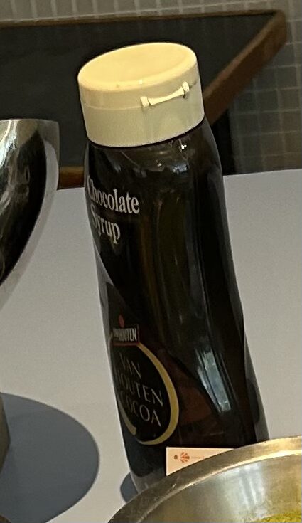 ヒルトン東京ベイ「ラウンジ・オー」「ハロウィーンスイーツビュッフェ マジカルパーティー〜秘密の謎解きスイーツ〜」チョコソース