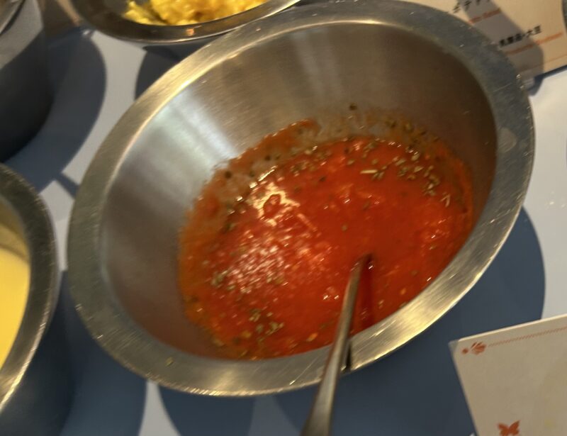 ヒルトン東京ベイ「ラウンジ・オー」「ハロウィーンスイーツビュッフェ マジカルパーティー〜秘密の謎解きスイーツ〜」トマトバジルサルサ