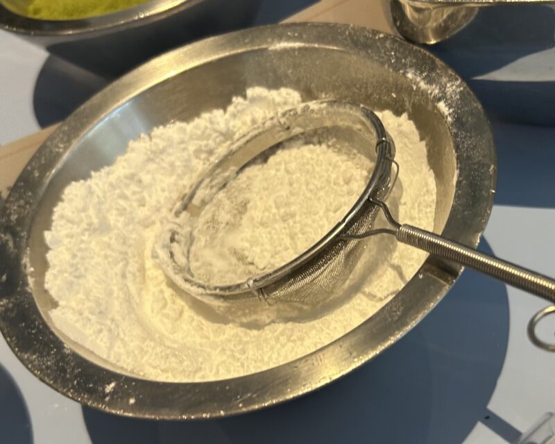 ヒルトン東京ベイ「ラウンジ・オー」「ハロウィーンスイーツビュッフェ マジカルパーティー〜秘密の謎解きスイーツ〜」粉糖