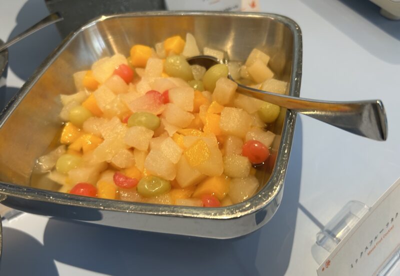 ヒルトン東京ベイ「ラウンジ・オー」「ハロウィーンスイーツビュッフェ マジカルパーティー〜秘密の謎解きスイーツ〜」ミックスフルーツサラダ