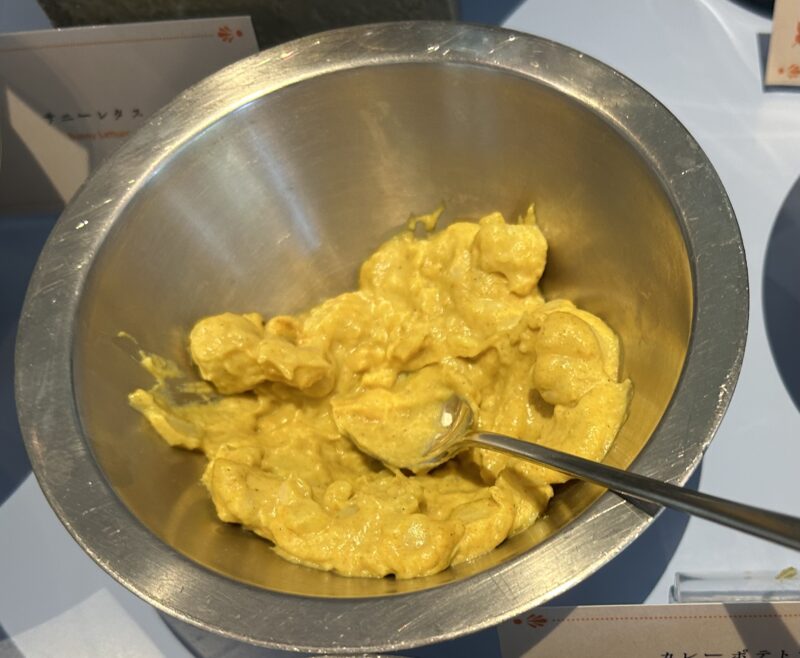 ヒルトン東京ベイ「ラウンジ・オー」「ハロウィーンスイーツビュッフェ マジカルパーティー〜秘密の謎解きスイーツ〜」カレーポテトサラダ