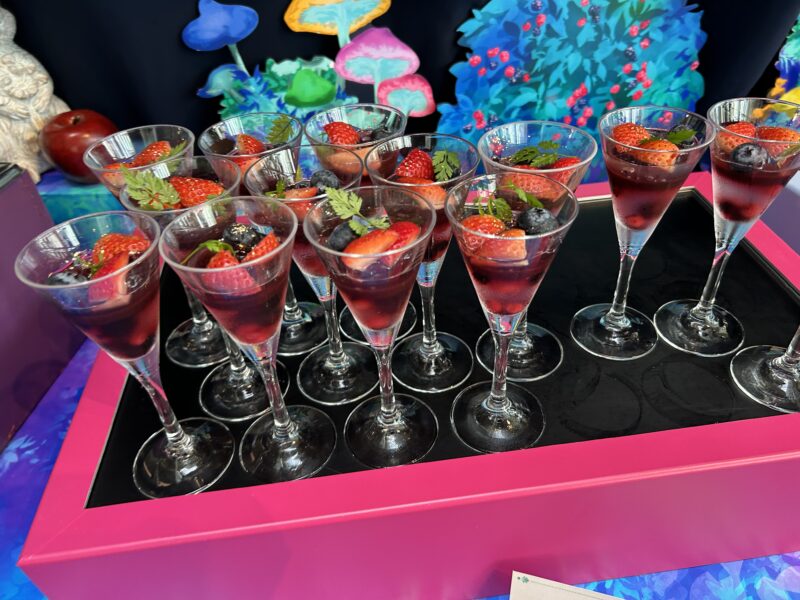 ヒルトン東京ベイ「ラウンジ・オー」「ハロウィーンスイーツビュッフェ マジカルパーティー〜秘密の謎解きスイーツ〜」森のミックスベリーゼリー