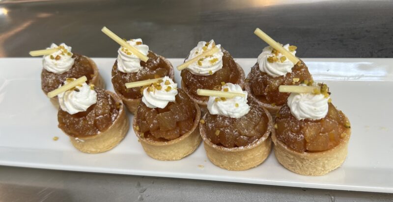 ヒルトン東京ベイ「ラウンジ・オー」「ハロウィーンスイーツビュッフェ マジカルパーティー〜秘密の謎解きスイーツ〜」りんごのキャラメリゼタルト