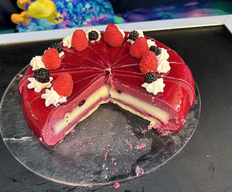 ヒルトン東京ベイ「ラウンジ・オー」「ハロウィーンスイーツビュッフェ マジカルパーティー〜秘密の謎解きスイーツ〜」艶めくカシスとバニラのムース