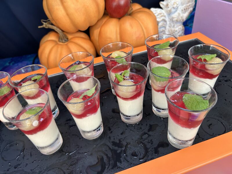 ヒルトン東京ベイ「ラウンジ・オー」「ハロウィーンスイーツビュッフェ マジカルパーティー〜秘密の謎解きスイーツ〜」ごろっとピオーネ ぶどうゼリー&チーズプリン