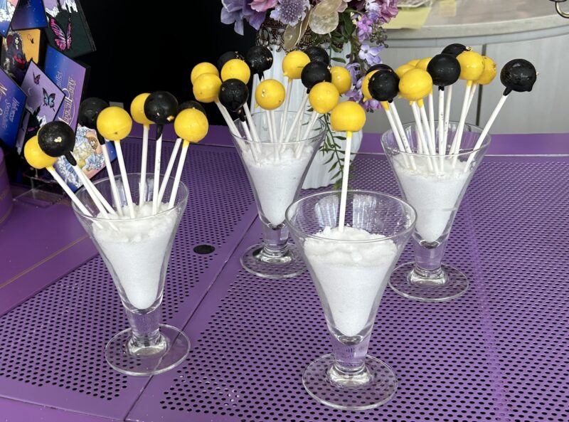 ヒルトン東京ベイ「ラウンジ・オー」「ハロウィーンスイーツビュッフェ マジカルパーティー〜秘密の謎解きスイーツ〜」紫芋の星空ロリポップ