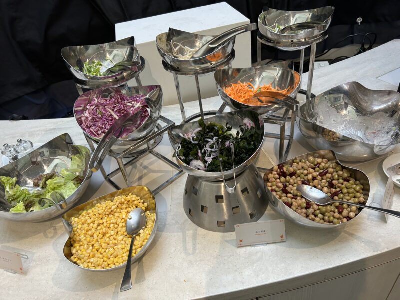 ヒルトン東京ベイ「ラウンジ・オー」「ハロウィーンスイーツビュッフェ マジカルパーティー〜秘密の謎解きスイーツ〜」ミックスレタスと彩り野菜