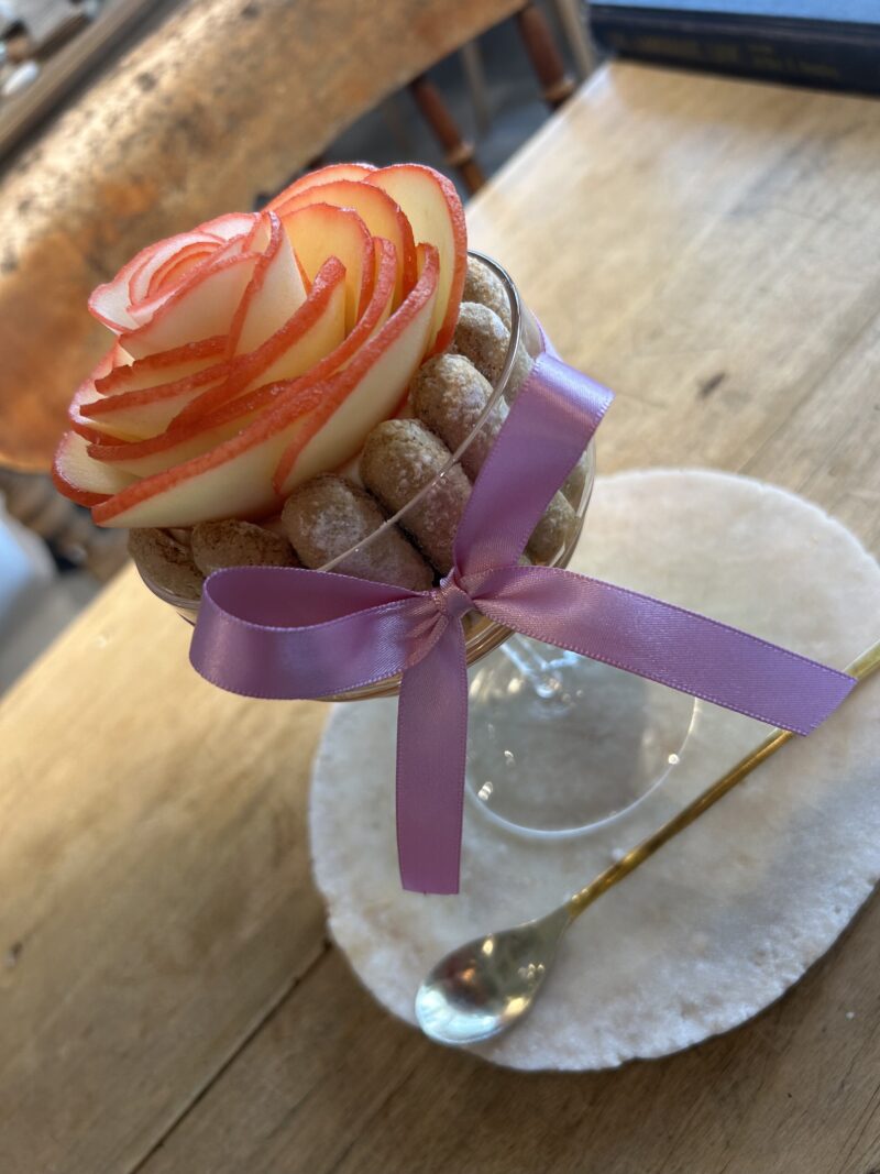 ラトリエ ア マ ファソン「林檎のミキュイのロザスを乗せたシャルロット仕立てのグラスデザート」1