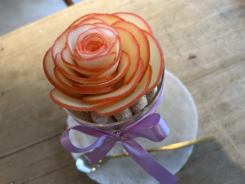 ラトリエ ア マ ファソン「林檎のミキュイのロザスを乗せたシャルロット仕立てのグラスデザート」2