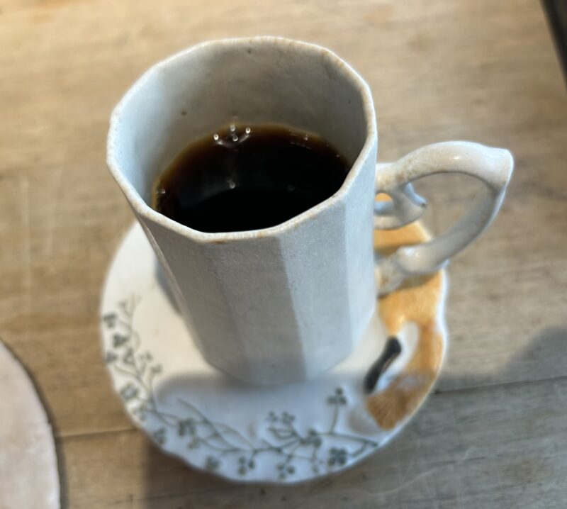 ラトリエ ア マ ファソン「林檎のミキュイのロザスを乗せたシャルロット仕立てのグラスデザート」ラトリエ ア マ ファソン　ブラジルサウダージ（中深煎り）
