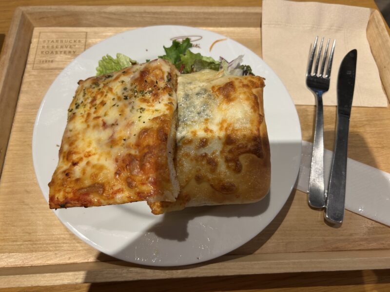 スターバックス リザーブ®ストア 銀座マロニエ通り「ランチプレート」ピッツァ2種(マルゲリータ&チンクェフォルマッジ)、サラダ