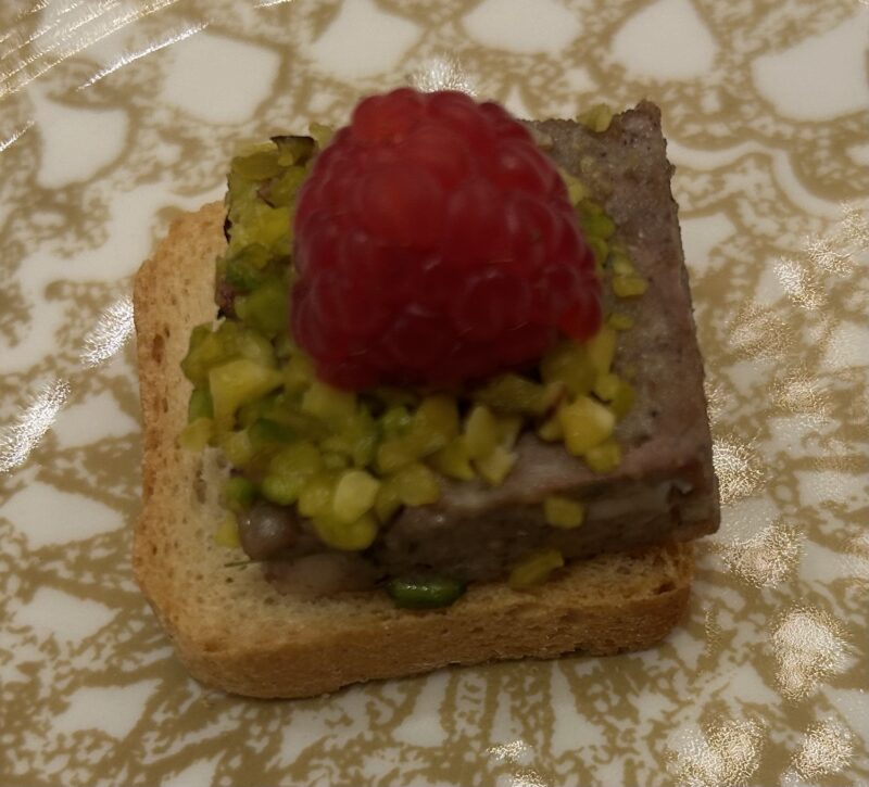 ANAインターコンチネンタルホテル「アトリウムラウンジ & ジュネヴァ ロビーバー」【Xmas2025】フェスティブアフタヌーンティー　パテドカンパーニュとピスタチオクランブル ラズベリー添え