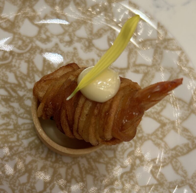 ANAインターコンチネンタルホテル「アトリウムラウンジ & ジュネヴァ ロビーバー」【Xmas2025】フェスティブアフタヌーンティー　ポテトをまとった小エビのフリット1