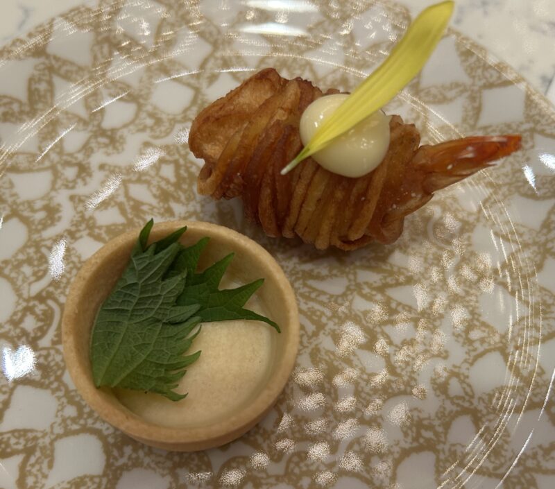 ANAインターコンチネンタルホテル「アトリウムラウンジ & ジュネヴァ ロビーバー」【Xmas2025】フェスティブアフタヌーンティー　ポテトをまとった小エビのフリット2