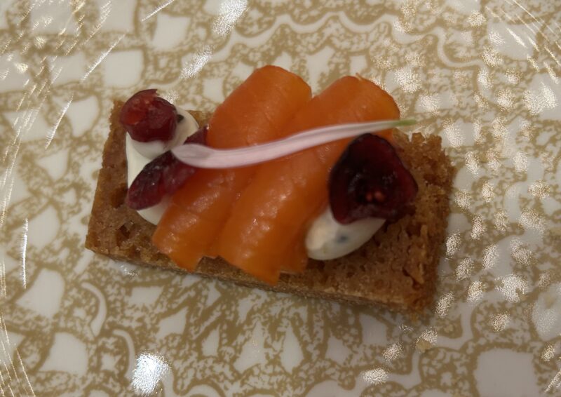 ANAインターコンチネンタルホテル「アトリウムラウンジ & ジュネヴァ ロビーバー」【Xmas2025】フェスティブアフタヌーンティー　スモークサーモンとトリュフクリームチーズ