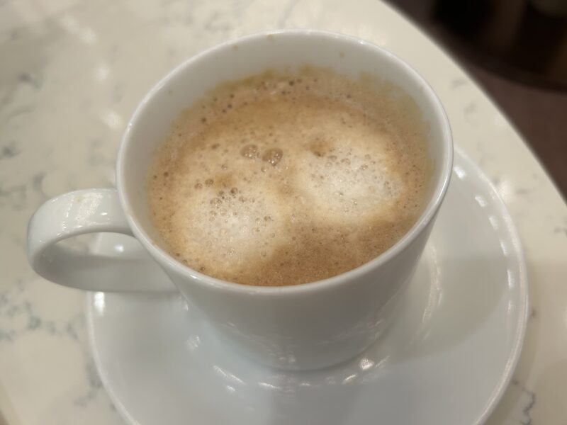 ANAインターコンチネンタルホテル「アトリウムラウンジ & ジュネヴァ ロビーバー」【Xmas2025】フェスティブアフタヌーンティー　カフェラテ