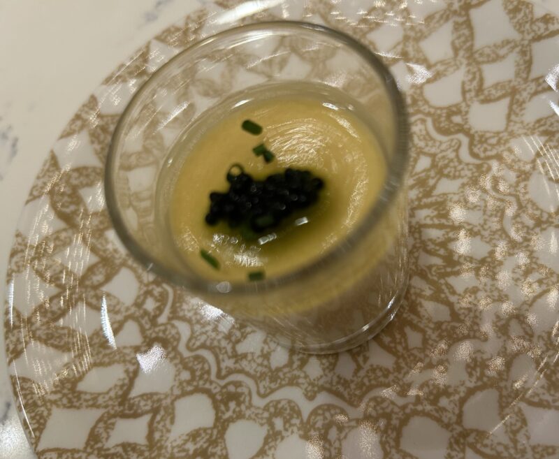 ANAインターコンチネンタルホテル「アトリウムラウンジ & ジュネヴァ ロビーバー」【Xmas2025】フェスティブアフタヌーンティー　カリフラワーのフランとコンソメジュレ キャビア添え