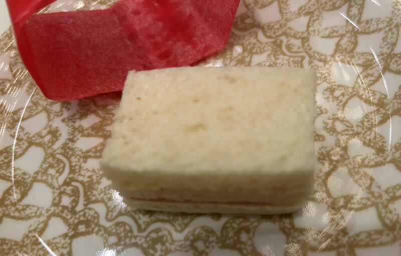 ANAインターコンチネンタルホテル「アトリウムラウンジ & ジュネヴァ ロビーバー」【Xmas2025】フェスティブアフタヌーンティー　ハムとチーズのサンドイッチ2