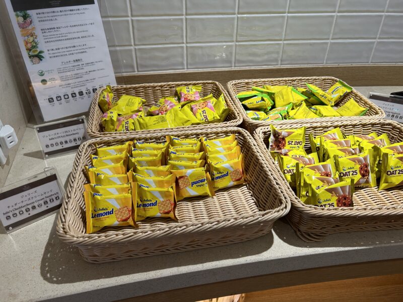 シェラトン・グランデ・トーキョーベイ・ホテルのシェラトンクラブ(クラブラウンジ)「オールデイスナックサービス」ジュリーズ(Julie’s)1