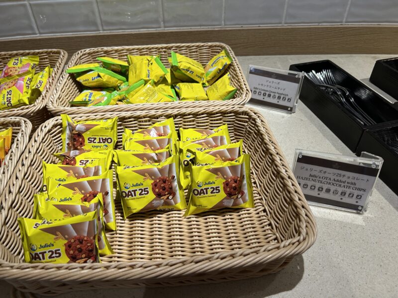 シェラトン・グランデ・トーキョーベイ・ホテルのシェラトンクラブ(クラブラウンジ)「オールデイスナックサービス」ジュリーズ(Julie’s)2