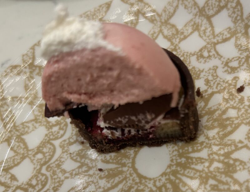 ANAインターコンチネンタルホテル「アトリウムラウンジ & ジュネヴァ ロビーバー」【Xmas2025】フェスティブアフタヌーンティー　ストロベリームースとチェリータルト2