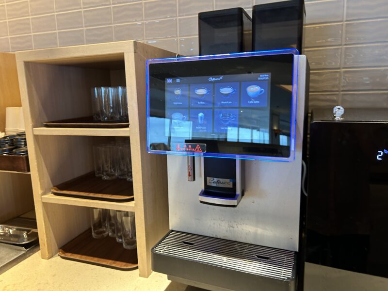 シェラトン・グランデ・トーキョーベイ・ホテルのシェラトンクラブ(クラブラウンジ)「オールデイスナックサービス」ドリンク2