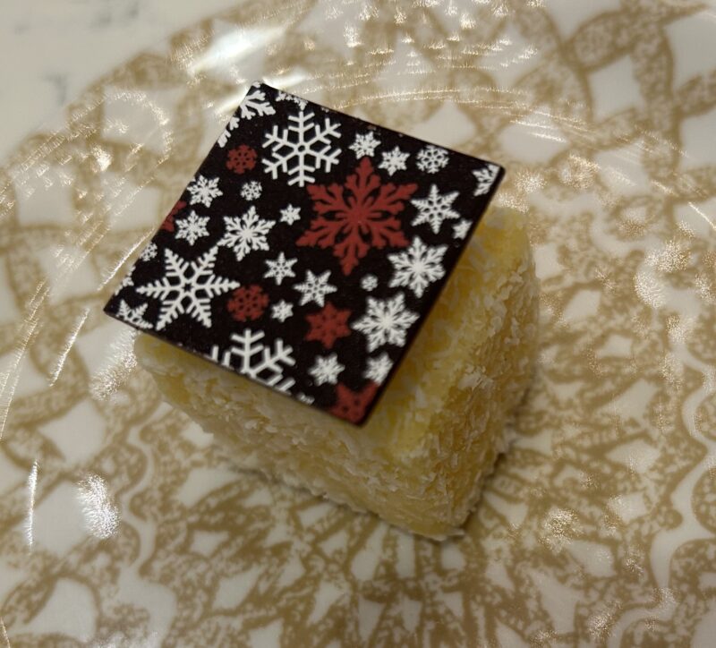 ANAインターコンチネンタルホテル「アトリウムラウンジ & ジュネヴァ ロビーバー」【Xmas2025】フェスティブアフタヌーンティー　ホワイトチョコレートレミントン1