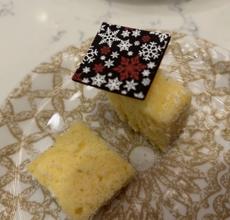 ANAインターコンチネンタルホテル「アトリウムラウンジ & ジュネヴァ ロビーバー」【Xmas2025】フェスティブアフタヌーンティー　ホワイトチョコレートレミントン2