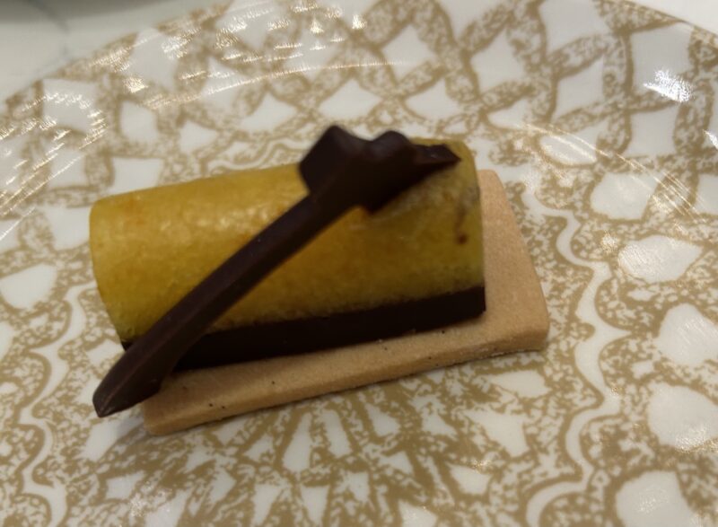 ANAインターコンチネンタルホテル「アトリウムラウンジ & ジュネヴァ ロビーバー」【Xmas2025】フェスティブアフタヌーンティー　オレンジとチョコレートのミニブッシュドノエル