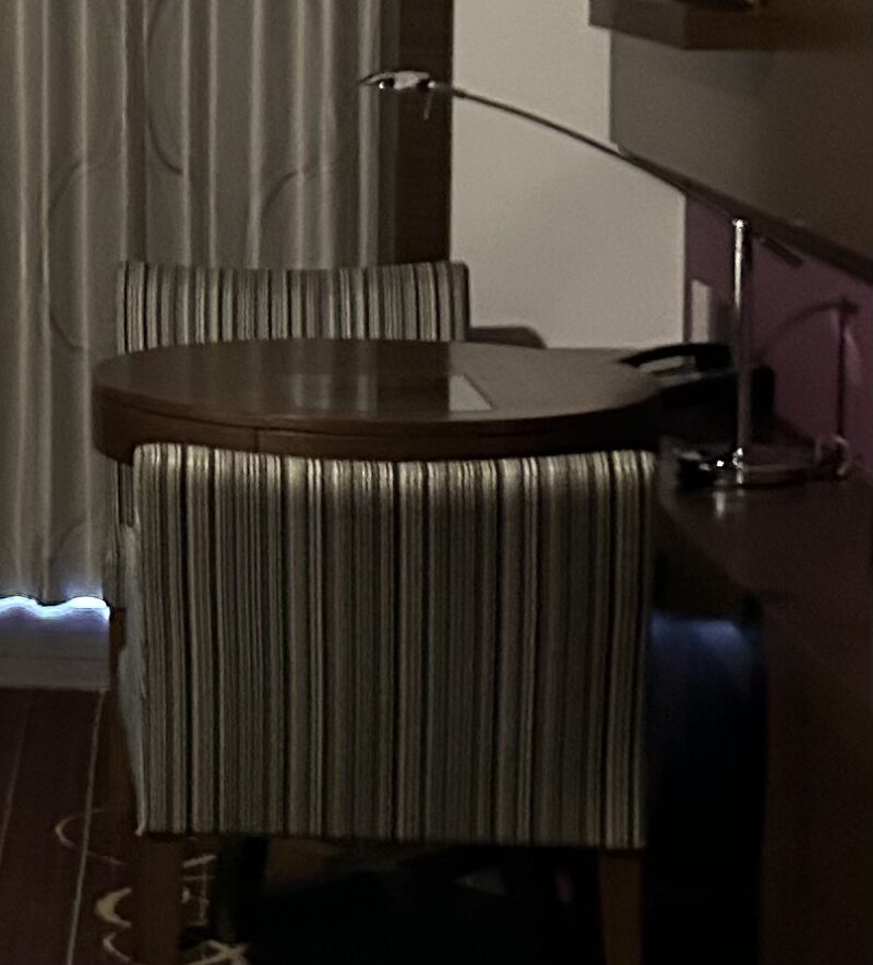 シェラトン・グランデ・トーキョーベイ・ホテル シェラトンクラブルーム テーブル、チェア1