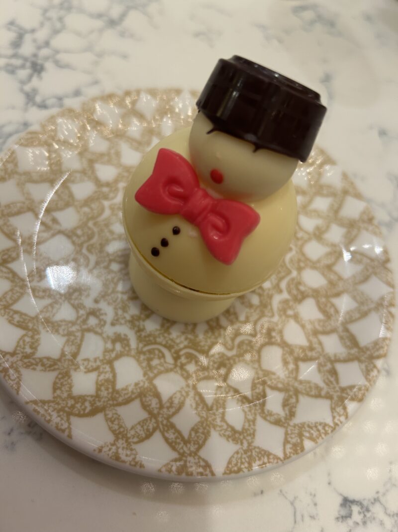 ANAインターコンチネンタルホテル「アトリウムラウンジ & ジュネヴァ ロビーバー」【Xmas2025】フェスティブアフタヌーンティー　チョコレートスノーマン1