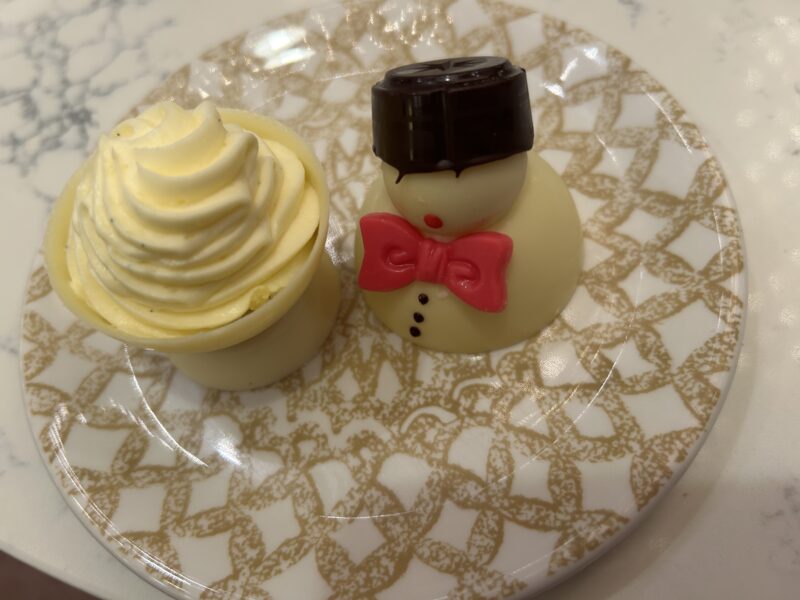 ANAインターコンチネンタルホテル「アトリウムラウンジ & ジュネヴァ ロビーバー」【Xmas2025】フェスティブアフタヌーンティー　チョコレートスノーマン2