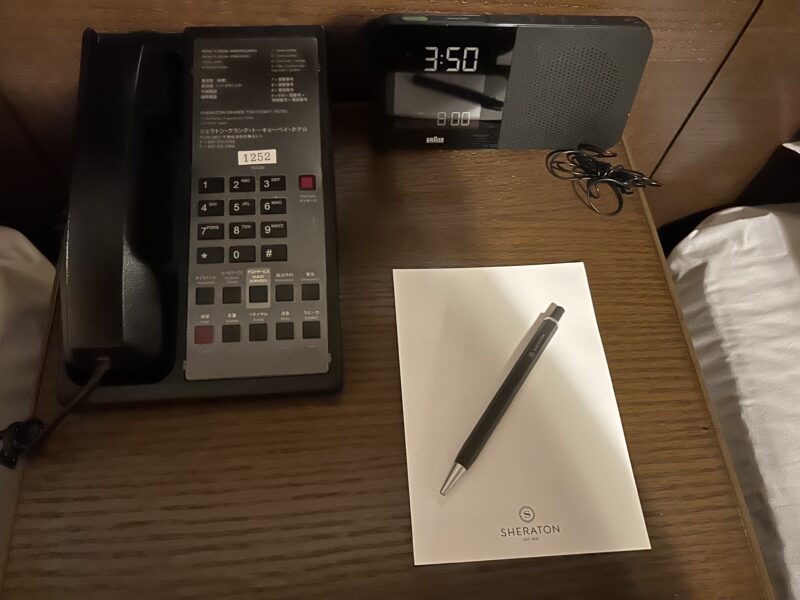 シェラトン・グランデ・トーキョーベイ・ホテル シェラトンクラブルーム ベッド周り