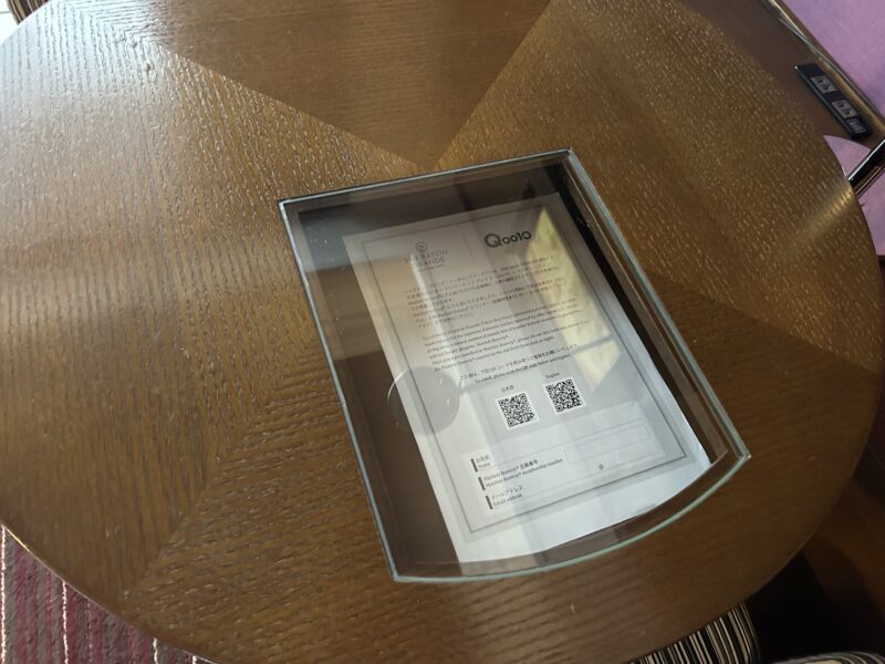 シェラトン・グランデ・トーキョーベイ・ホテル シェラトンクラブルーム テーブル、チェア2