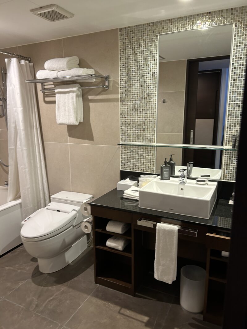 シェラトン・グランデ・トーキョーベイ・ホテル シェラトンクラブルーム バスルーム&洗面台1