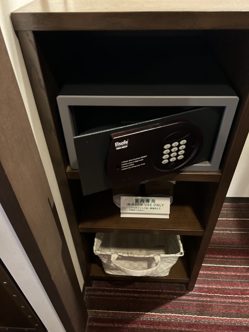 シェラトン・グランデ・トーキョーベイ・ホテル シェラトンクラブルーム セーフティボックス、室内用スリッパ