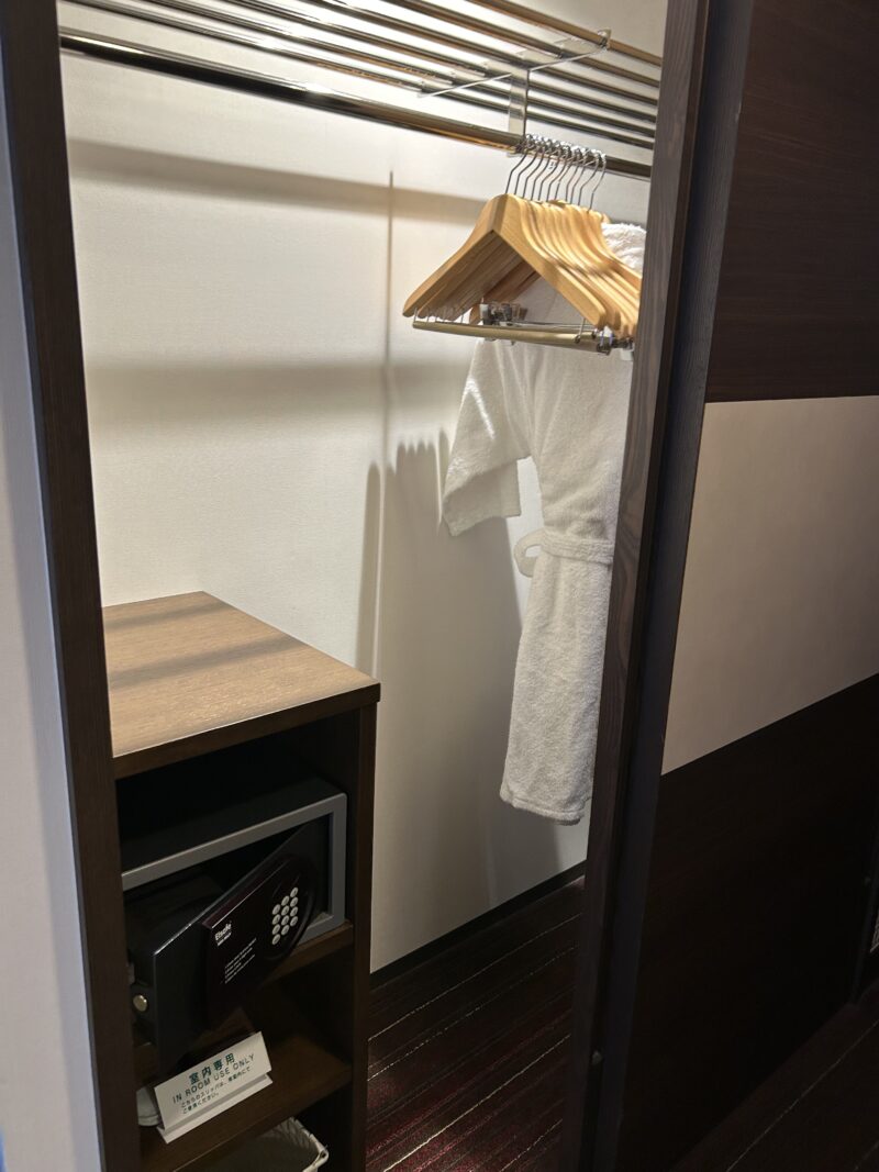 シェラトン・グランデ・トーキョーベイ・ホテル シェラトンクラブルーム ハンガー、バスローブ