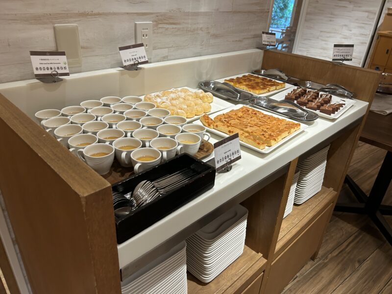 シェラトン・グランデ・トーキョーベイ・ホテルのシェラトンクラブ(クラブラウンジ)「イブニングカクテルサービス」焼き菓子、フルーツ