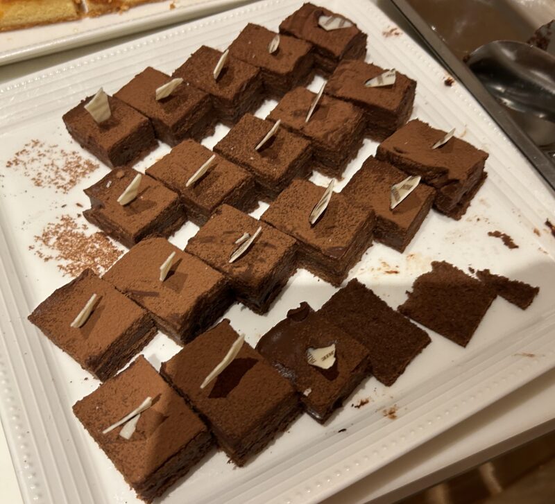 シェラトン・グランデ・トーキョーベイ・ホテルのシェラトンクラブ(クラブラウンジ)「イブニングカクテルサービス」千葉産豆乳チョコレートケーキ