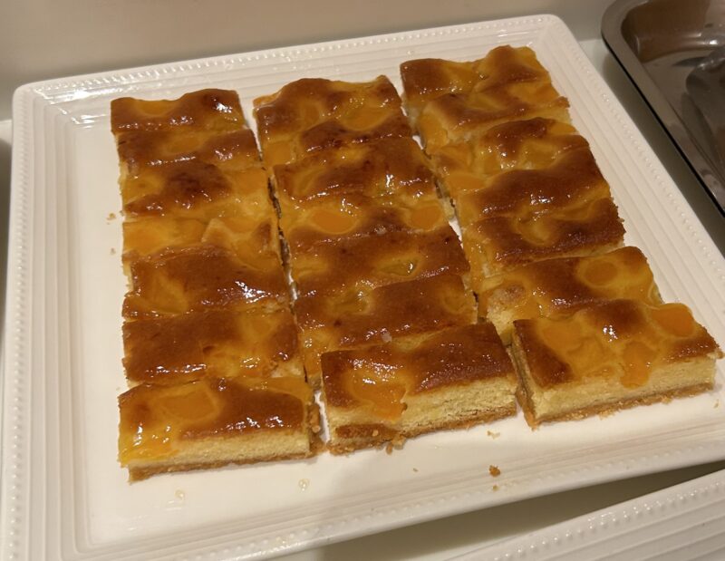 シェラトン・グランデ・トーキョーベイ・ホテルのシェラトンクラブ(クラブラウンジ)「イブニングカクテルサービス」アプリコットタルト