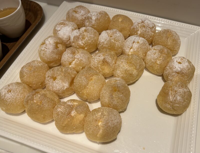 シェラトン・グランデ・トーキョーベイ・ホテルのシェラトンクラブ(クラブラウンジ)「イブニングカクテルサービス」シュークリーム