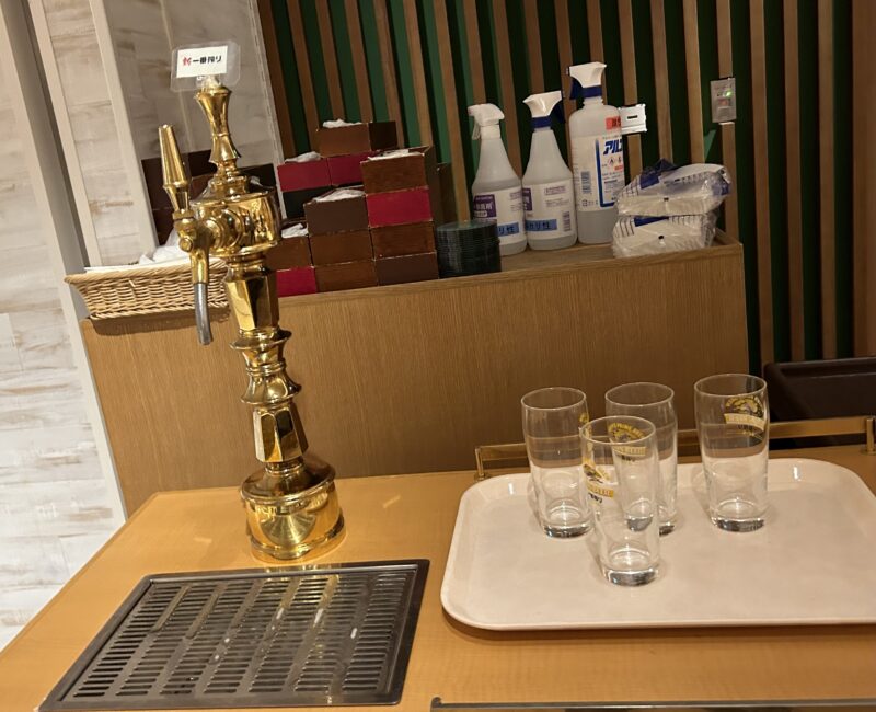 シェラトン・グランデ・トーキョーベイ・ホテルのシェラトンクラブ(クラブラウンジ)「イブニングカクテルサービス」ビール