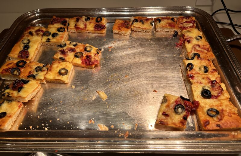 シェラトン・グランデ・トーキョーベイ・ホテルのシェラトンクラブ(クラブラウンジ)「イブニングカクテルサービス」フォカッチャ ドライトマト&オリーブ&チーズ