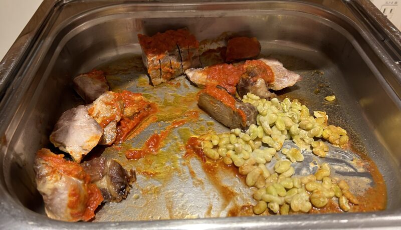 シェラトン・グランデ・トーキョーベイ・ホテルのシェラトンクラブ(クラブラウンジ)「イブニングカクテルサービス」ポークのロースト トマトソース フラジョレビーンズ(フランス産白インゲン豆)