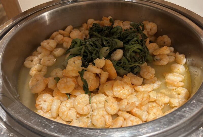 シェラトン・グランデ・トーキョーベイ・ホテルのシェラトンクラブ(クラブラウンジ)「イブニングカクテルサービス」シュリンプのソテー ペペロンチーノ風味