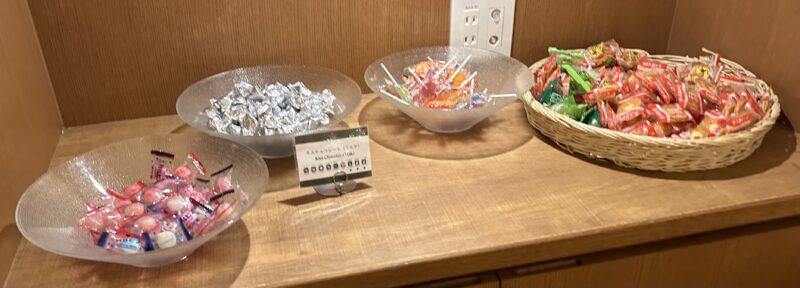 シェラトン・グランデ・トーキョーベイ・ホテルのシェラトンクラブ(クラブラウンジ)「イブニングカクテルサービス」スナック