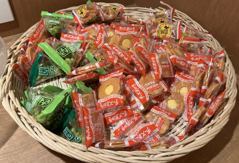 シェラトン・グランデ・トーキョーベイ・ホテルのシェラトンクラブ(クラブラウンジ)「イブニングカクテルサービス」チーズおかき、グリーン豆等