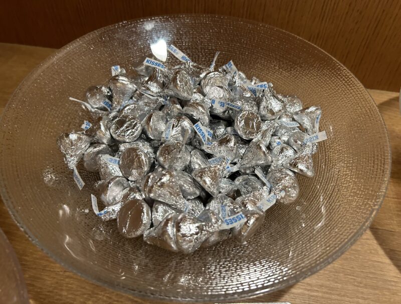 シェラトン・グランデ・トーキョーベイ・ホテルのシェラトンクラブ(クラブラウンジ)「イブニングカクテルサービス」キスチョコレート(ミルク)