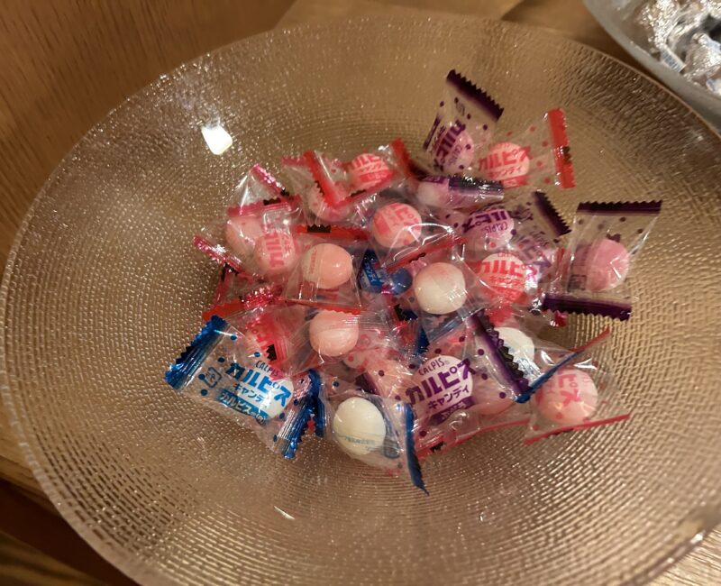 シェラトン・グランデ・トーキョーベイ・ホテルのシェラトンクラブ(クラブラウンジ)「イブニングカクテルサービス」カルピスキャンディー