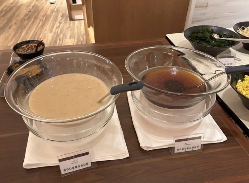 シェラトン・グランデ・トーキョーベイ・ホテルのシェラトンクラブ(クラブラウンジ)「イブニングカクテルサービス」ゴマスープ、醤油スープ
